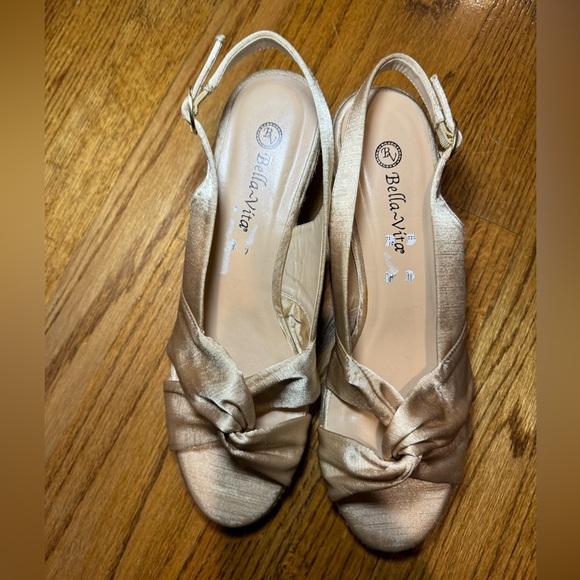 Brand New Bella Vita Kimora Wedge Sandals Champagne fabric upper Size 12B - Picture 7 of 7